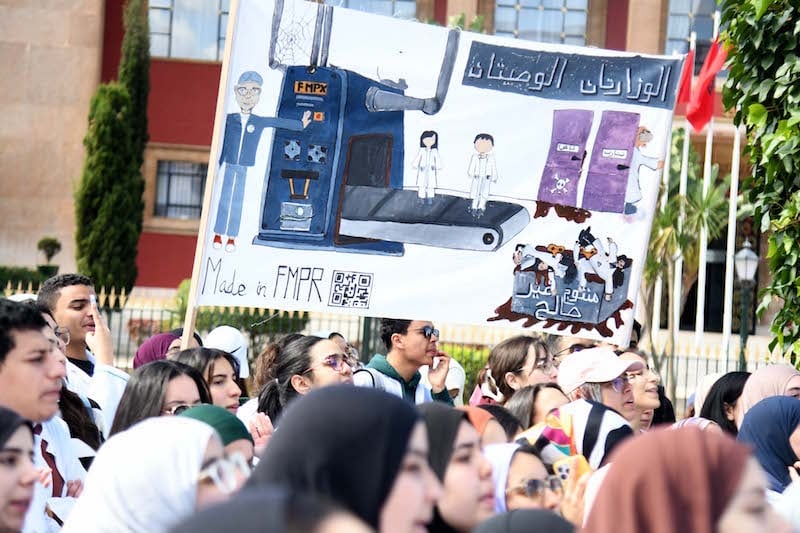 طلبة الطب يلتمسون تأجيل الامتحانات