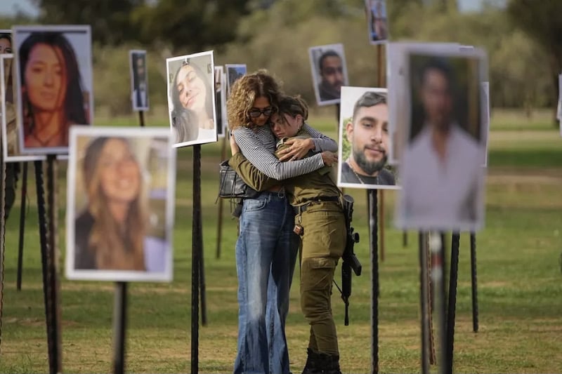 إسرائيل تتأكد من سلامة رهائن بغزة