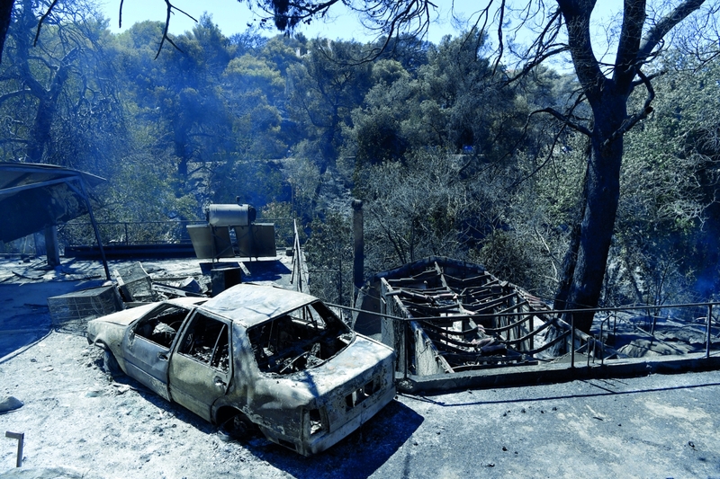 اليونان تكافح آخر حريق غابات قرب أثينا وتُقيّم الأضرار