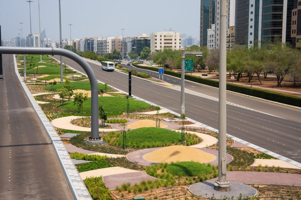 98 ألف شجيرة وزهرة موسمية تزيّن أحد شوارع أبوظبي