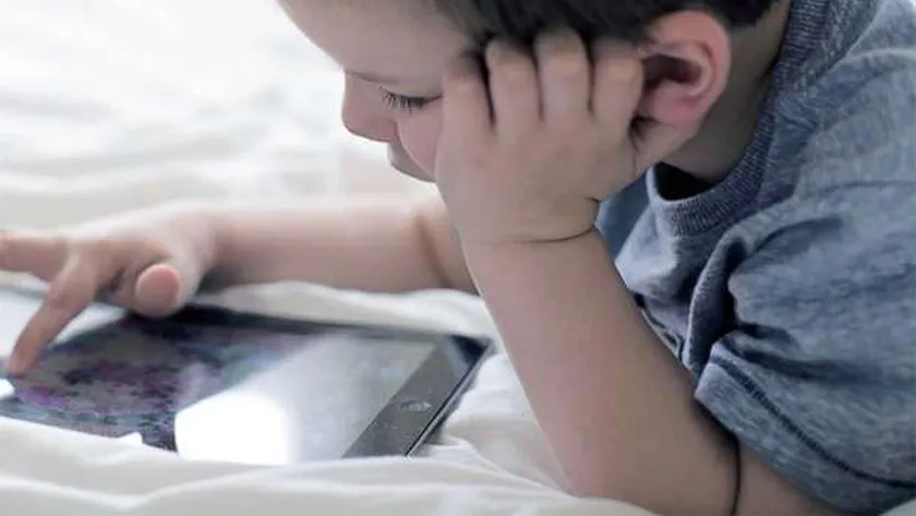 3 طرق تساعد على حماية طفلك من إدمان الإنترنت.. «خلي ولادك في أمان»