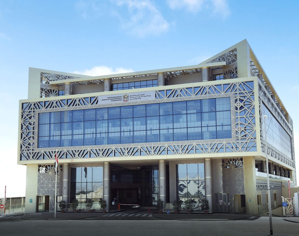 بشرط تغيّبه 7 أيام متصلة.. 9 خطوات للإبلاغ عن انقطاع العامل عن الدوام