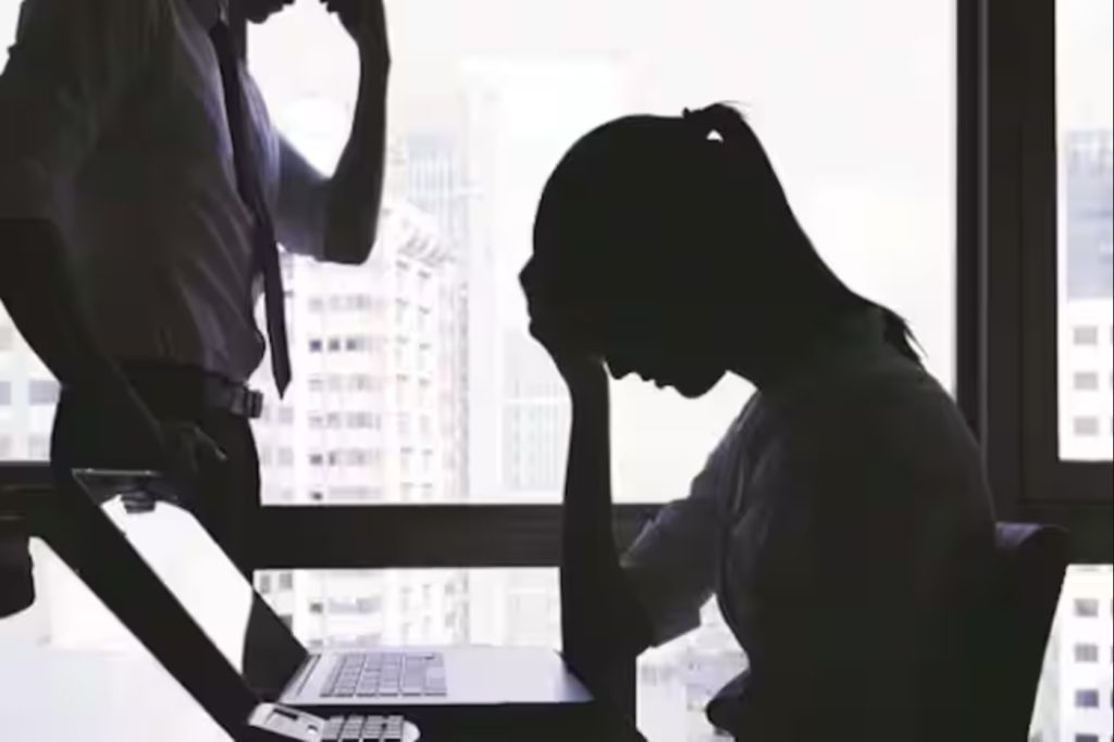 نشرت رسائل “الواتساب”.. طرد مديرة موارد بشرية هندية لطلبها أجازة