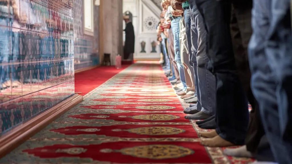 مُصلٍّ جزائري يتعرض لضرب مبرّح من إمام المسجد لسبب لا يُصدَّق (فيديو)