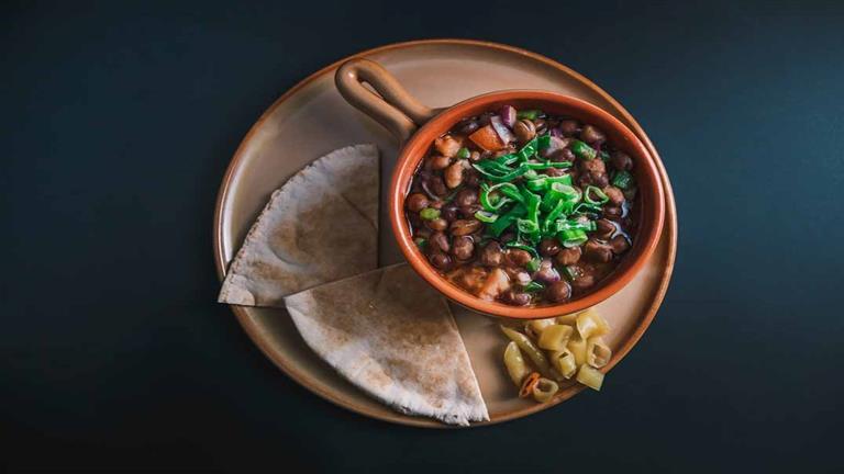 هذا ما يفعله طبق فول بالبصل في قلبك والكوليسترول بجسمك