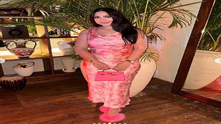 بفستان أنيق.. بوسي تتألق في أحدث جلسة تصوير والجمهور يغازلها (صور)