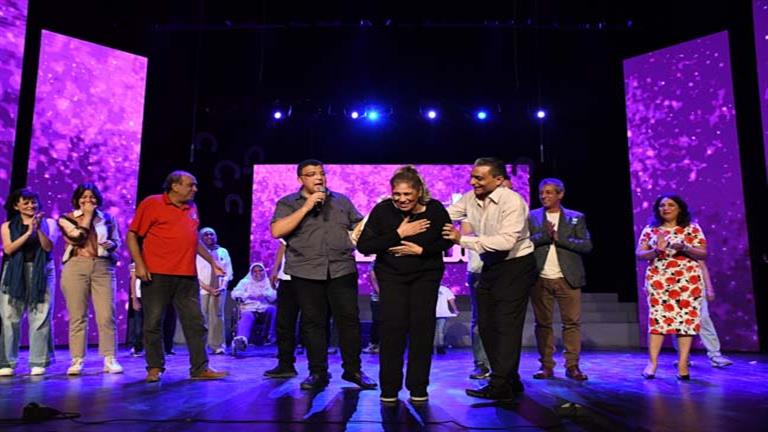 محمد رياض رئيس مهرجان المسرح المصري يكرم نجوم مسرحية “سحر الحياة”