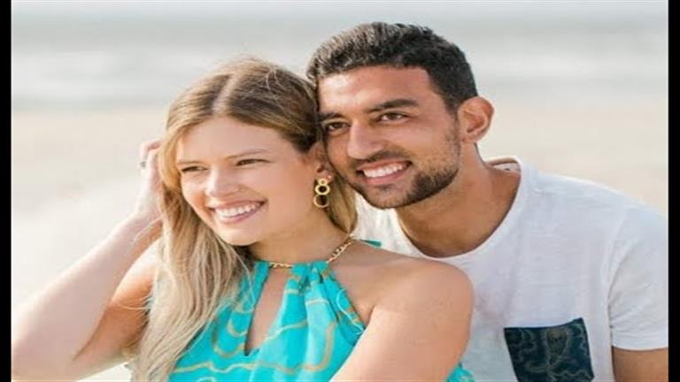 “إطلالة مبهجة”.. كوكا يظهر رفقة زوجته وأبنائه