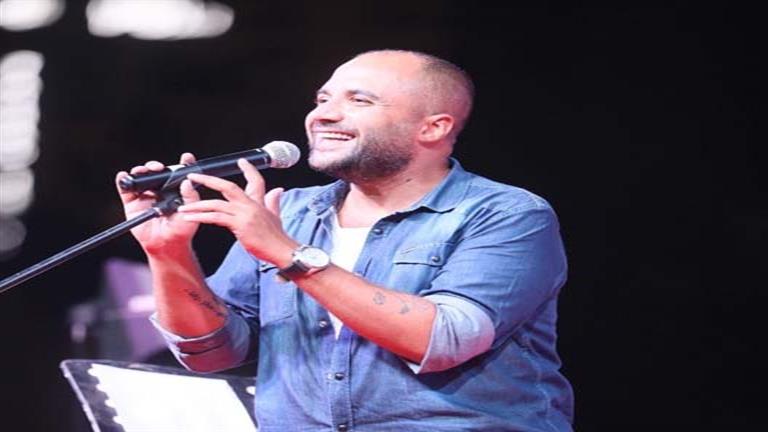 بالصور.. علي الألفي يشدو بأغاني نجوم الطرب في “صيف الإنتاج الثقافي”