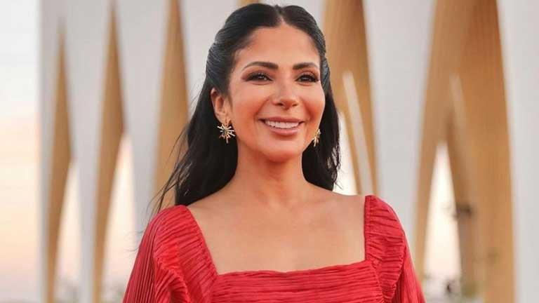 منى زكي تدعم منتخب مصر للسباحة التوقيعية في الأولمبياد: “فخورين بيكم”