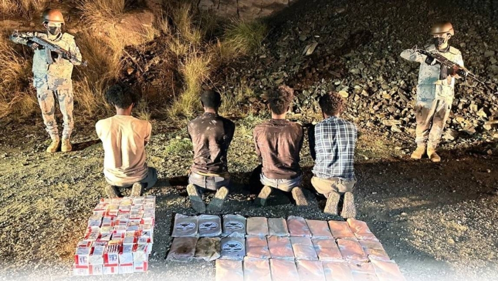جازان: ضبط 4 مخالفين لتهريبهم 26900 كيلوغرام حشيش و15000 قرص خاضع لتنظيم التداول الطبي