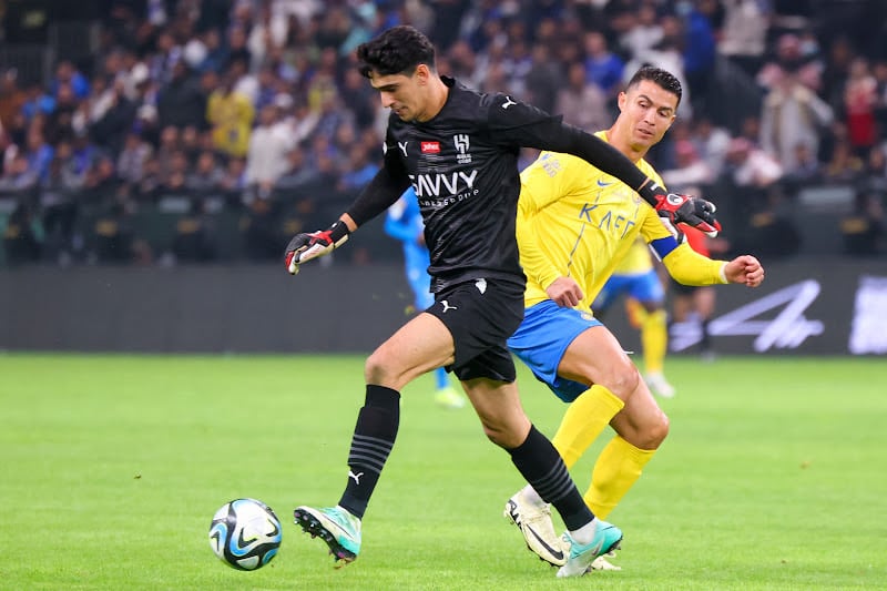 الدعيع يتحدى الحارس المغربي بونو