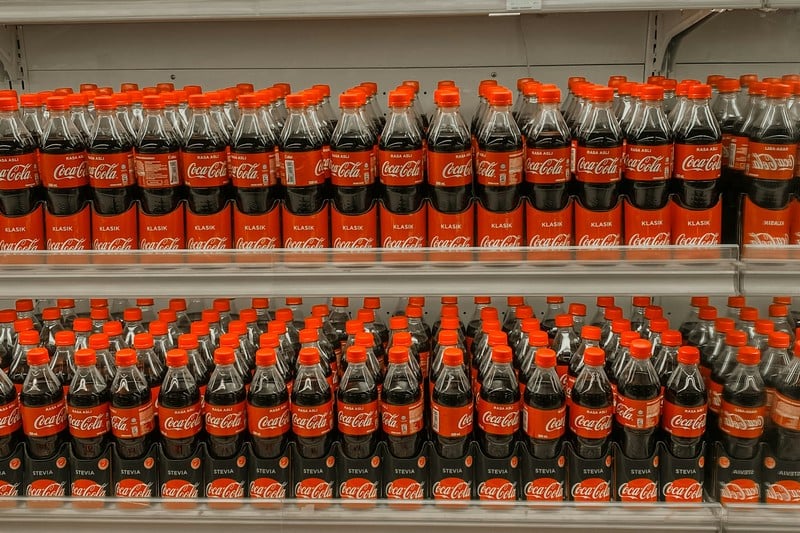 تحقيق يكشف وجود جسيمات بلاستيكية دقيقة في “كوكا كولا” و”شويبس”