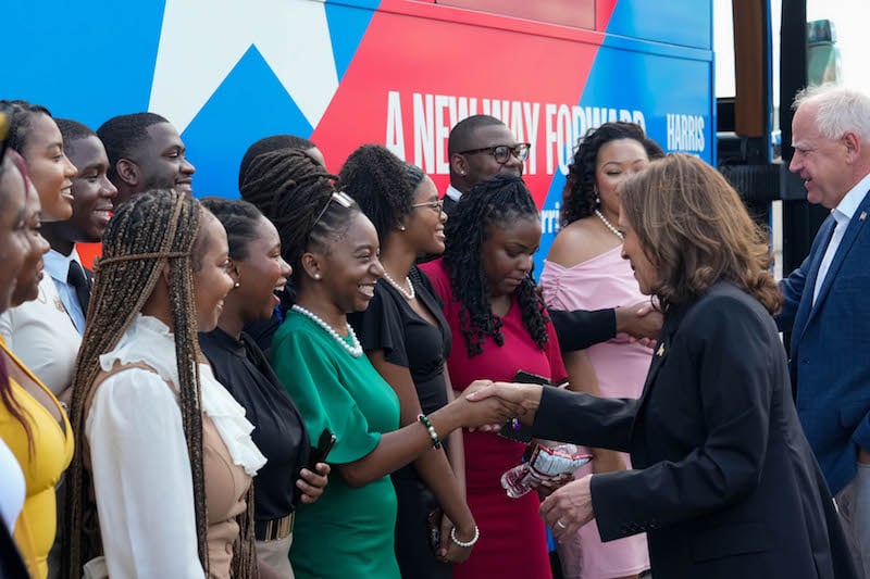 هاريس تتجنب الدخول في جدل العرق