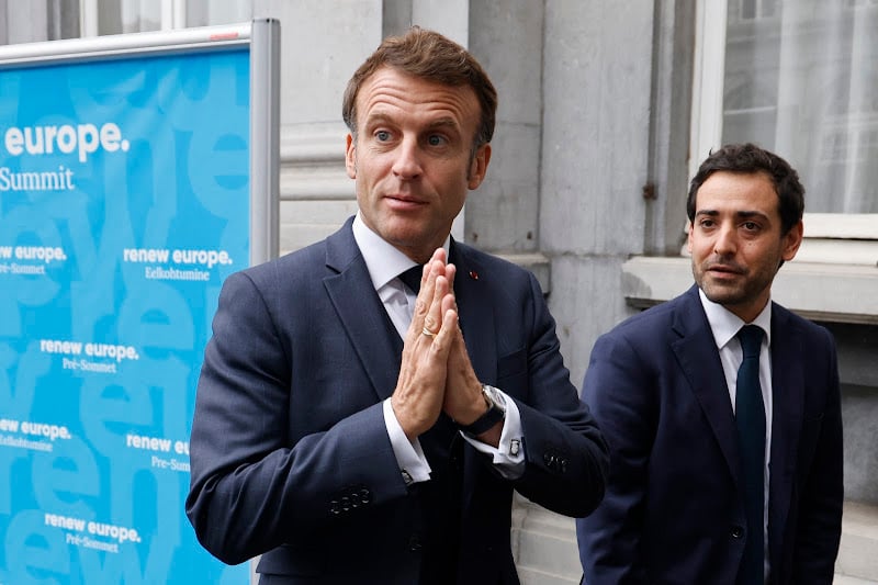 إيمانويل ماكرون يبحث عن رئيس وزراء