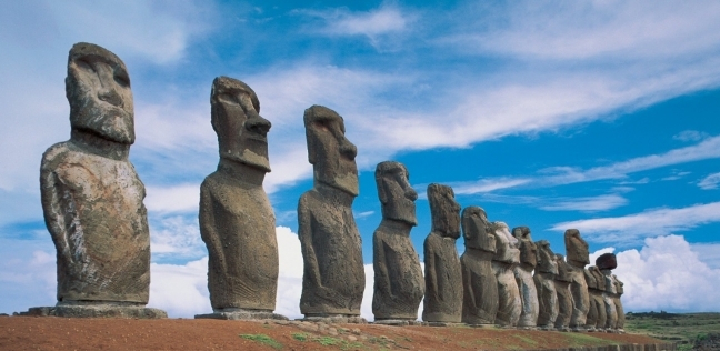 تماثيل حجرية ومناخ شبه استوائي.. ماذا نعرف عن جزيرة الفصح بتشيلي؟