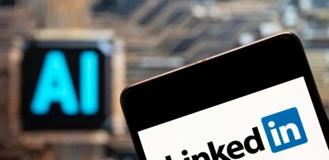 غضب بمنصة «لينكد إن».. سربت بيانات المستخدمين لأدوات الذكاء الاصطناعي
