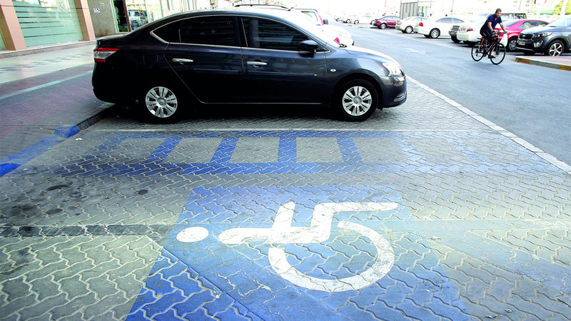 تفعيل الربط الإلكتروني الموحد بين أبوظبي ودبي لاعتماد تصاريح مواقف أصحاب الهمم