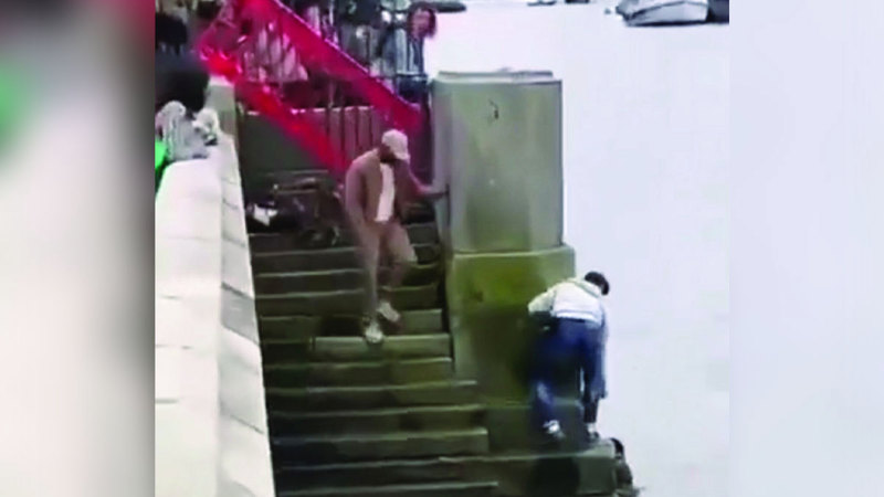 الجابري يروي لـ «الإمارات اليوم» تفاصيل إنقاذ فتاة من الغرق في «التايمز»