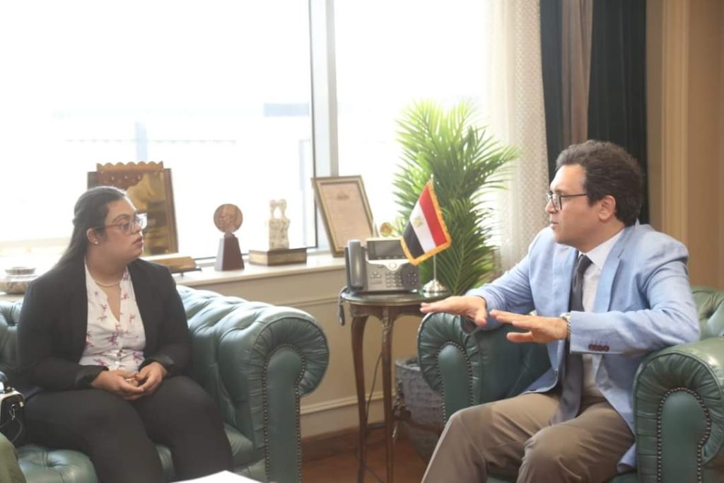 وزير الثقافة يستقبل الفنانة التشكيلية مريم وجيه لعرض أعمالها بمقر الوزارة بالعاصمة الإدارية