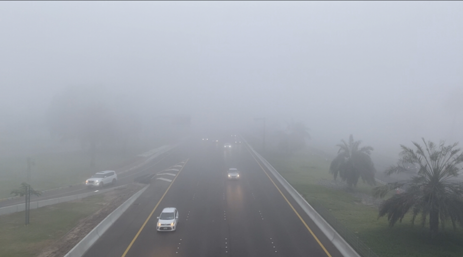 “شرطة أبوظبي” تمنع سير هذه المركبات أثناء الضباب 