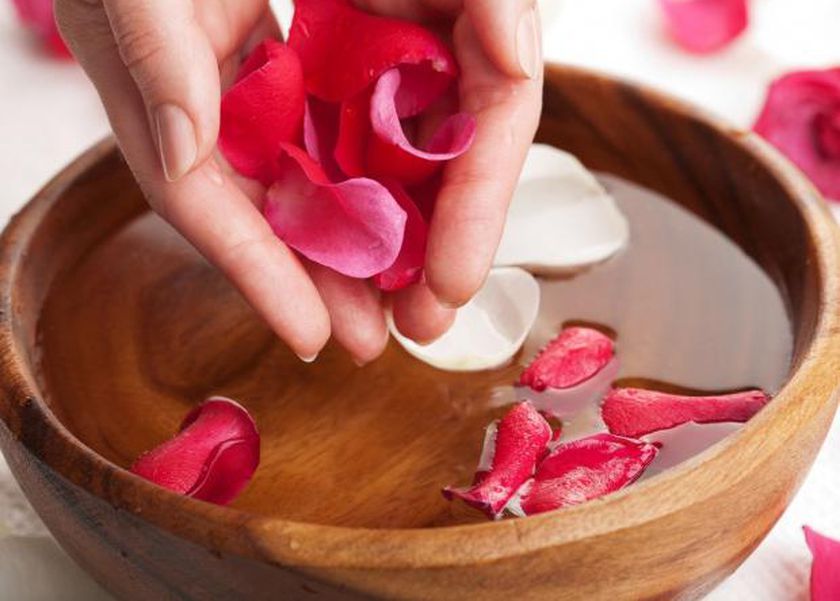 فوائد لا تعرفيها لماء الورد.. منها تخفيف الألم وتنقية البشرة