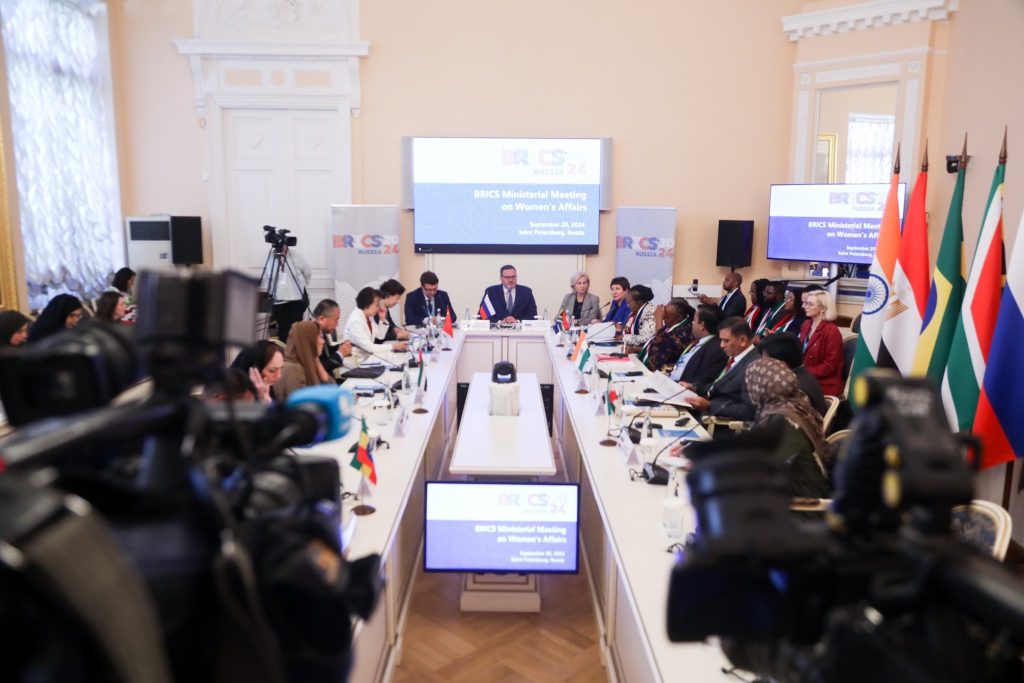 الإمارات تدعو إلى تعاون دولي لتعزيز التوازن بين الجنسين خلال الاجتماع الوزاري لمجموعة “بريكس” لشؤون المرأة