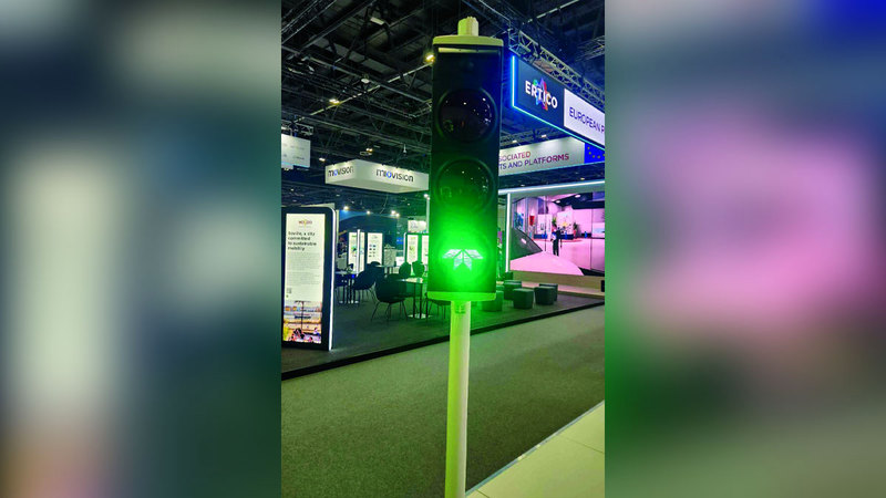 إشارات بكاميرات رقمية وسيارات ذاتية القيادة للتنقل المستقبلي في «معرض دبي»