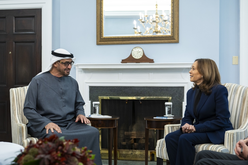 رئيس الدولة يبحث مع كامالا هاريس تعزيز العلاقات الإستراتيجية بين البلدين