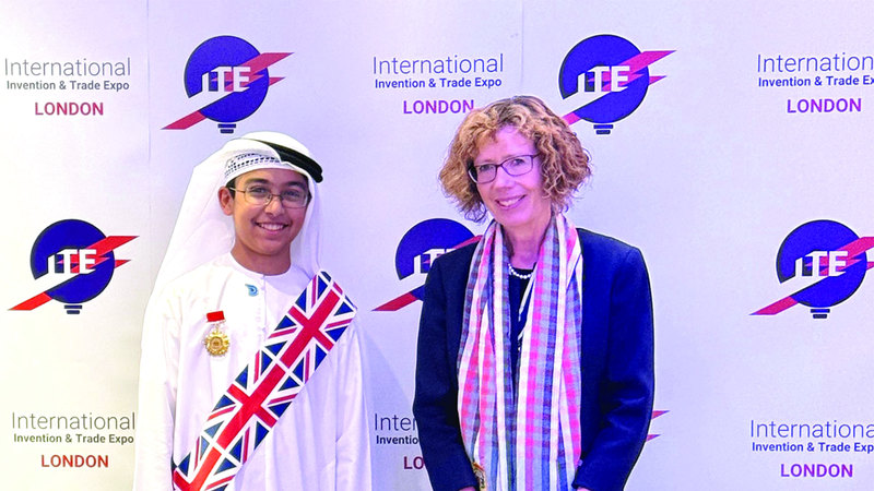 طالب إماراتي يحصل على وشاح ووسام القيادة وميداليتين ذهبيتين في معرض الاختراعات بلندن