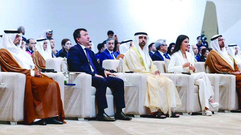 حمدان بن محمد يشهد جانباً من أعمال خلوة «التبادل المعرفي الحكومي»