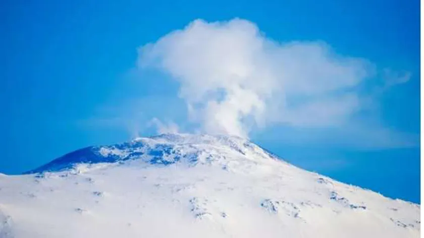 أطول بركان في العالم ينفث ذهبا لمسافات بعيدة كل يوم.. أين يوجد؟