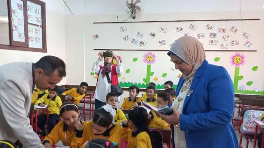 وكيل مديرية التعليم بالجيزة تتابع تخفيض كثافة الفصول على أرض الواقع