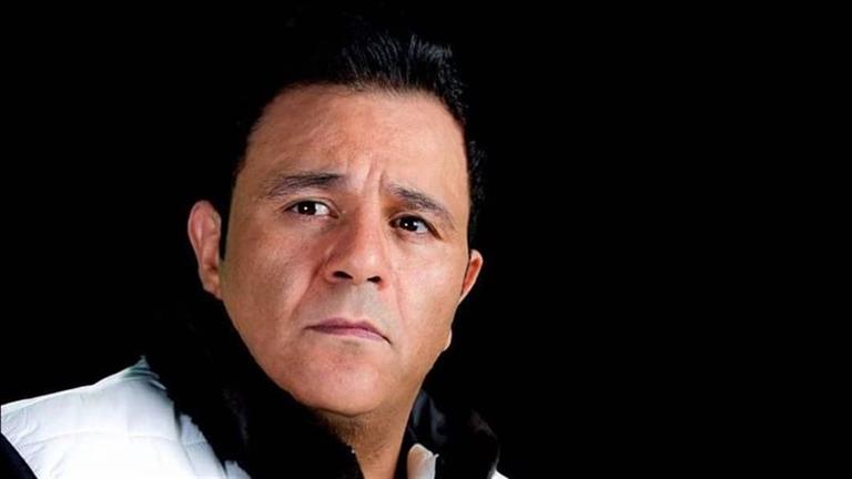 قُبله على الرأس.. محمد فؤاد يطمئن جمهوره على شقيقه: “سلامتك يا حاج عبدالعزيز”