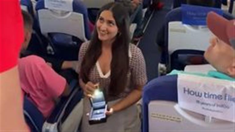 “حب في الهوا”.. لن تتوقع ما فعلته شابة مع رجل على متن طائرة (فيديو)