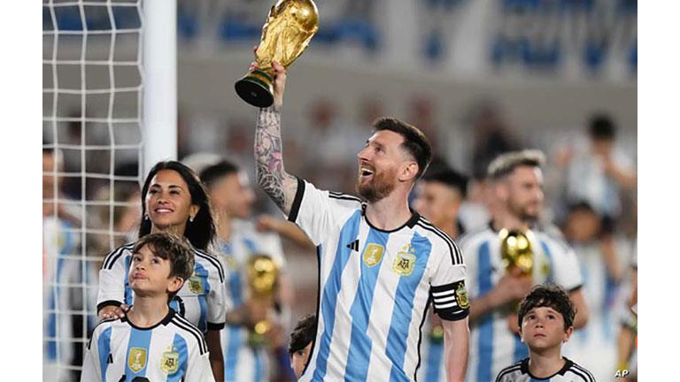 “بسبب قميصه”.. حكم سابق يكشف موقف طريف مع ليونيل ميسي