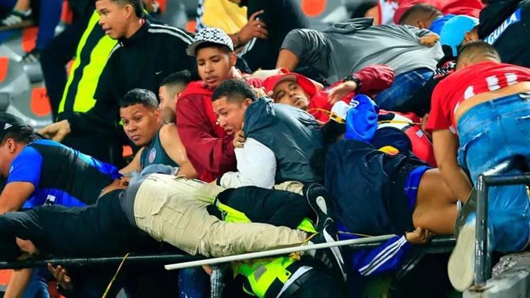 “سواطير وإصابة 21 شخصا”.. شغب واشتباكات في مباراة كرة قدم