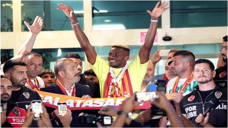 استقبال حاشد من جماهير جالاتا سراي لأوسيمين (فيديو وصور)