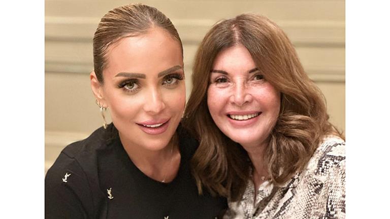 ريم البارودي تنشر صورة مع ميرفت أمين وتعلق: “تحضير بروفات مسلسل جوما”