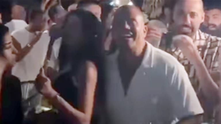 صور- عمرو دياب يرقص مع إحدى الفتيات من الساحل الشمالي والجمهور يعلق