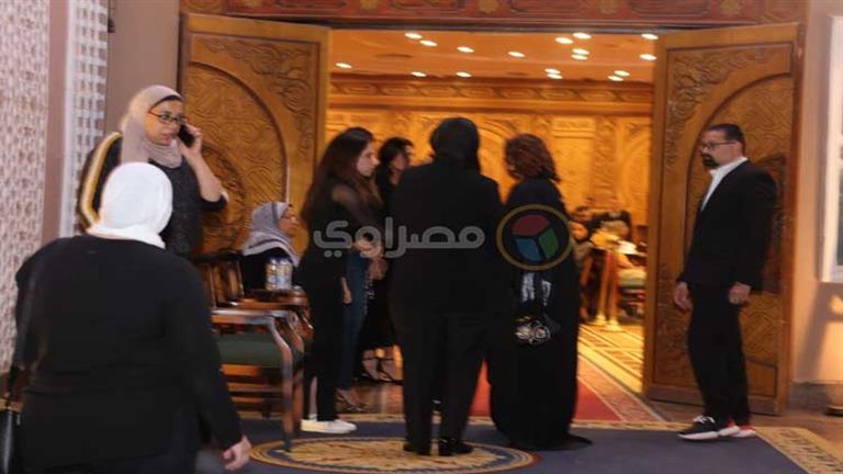 بالصور- إلهام شاهين تصل عزاء حما شقيقها في الشيخ زايد