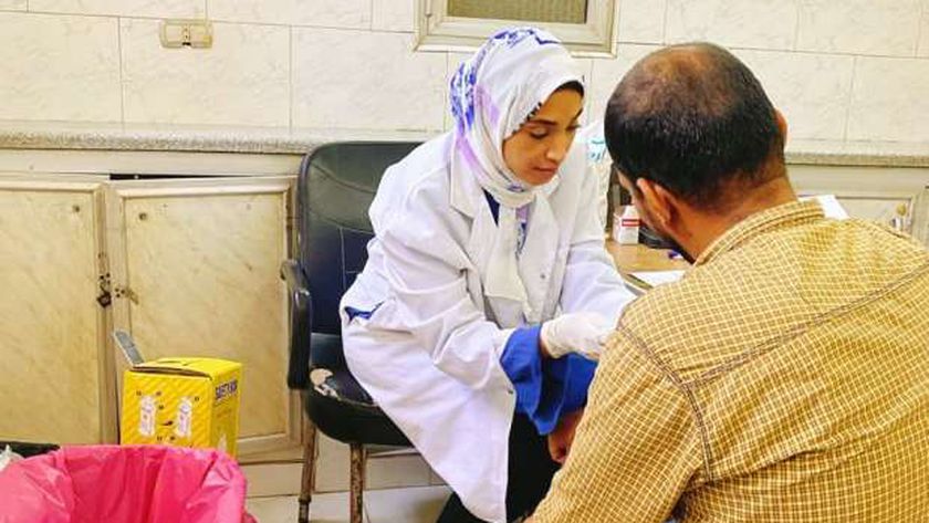 «100 يوم صحة» تقدم ملايين الخدمات الطبية والعلاجية.. زيارات منزلية للمسنين