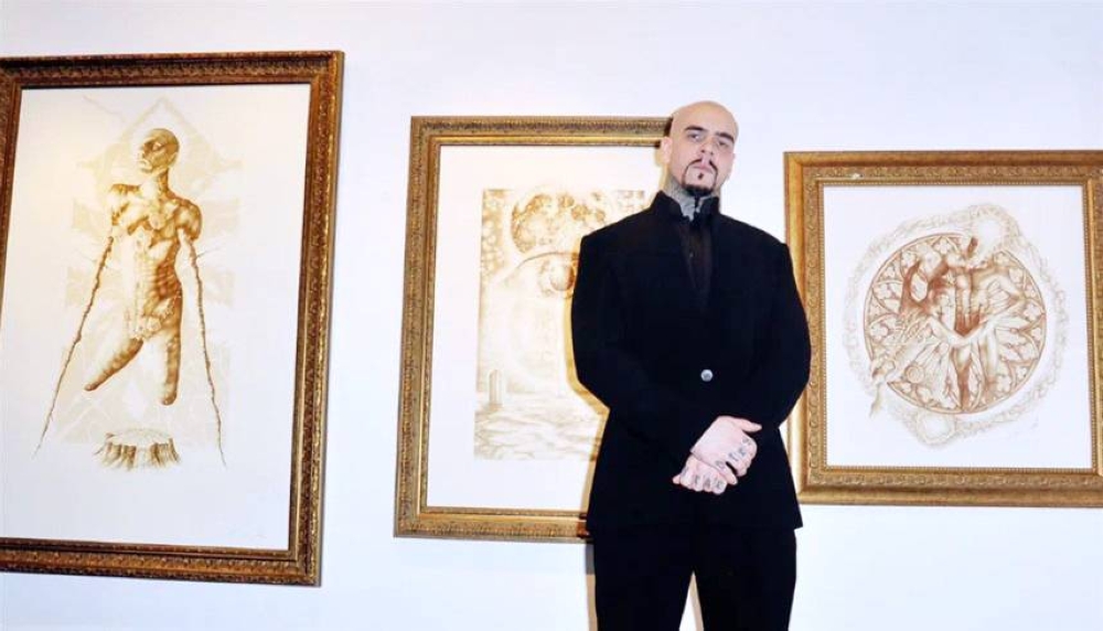 فنان لكنه «سيئ السمعة» يرسم لوحاته بدماء البشر