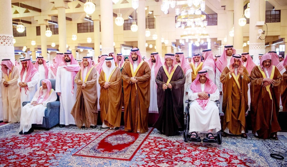 ولي العهد يؤدي صلاة الميت على الأميرة لطيفة بنت عبدالعزيز