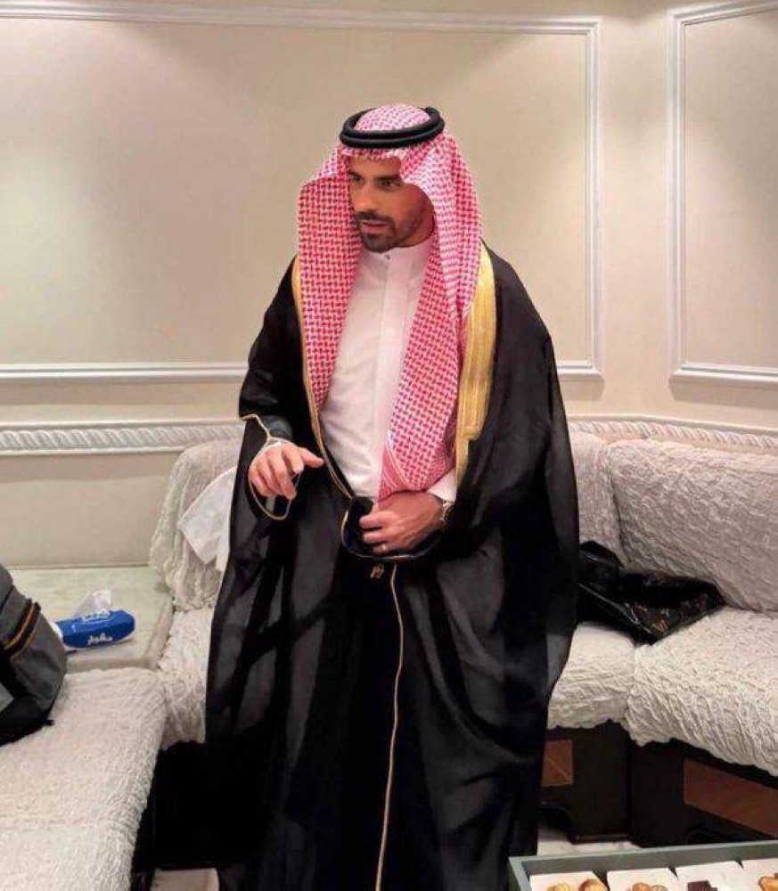 بالزي السعودي.. «نيفيز» يعيد ذكريات زواجه