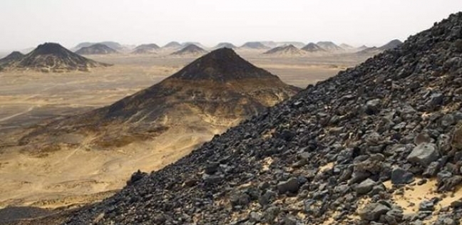 مناظر طبيعية وجبل يشبه هرم خوفو.. ماذا تعرف عن الصحراء السوداء؟