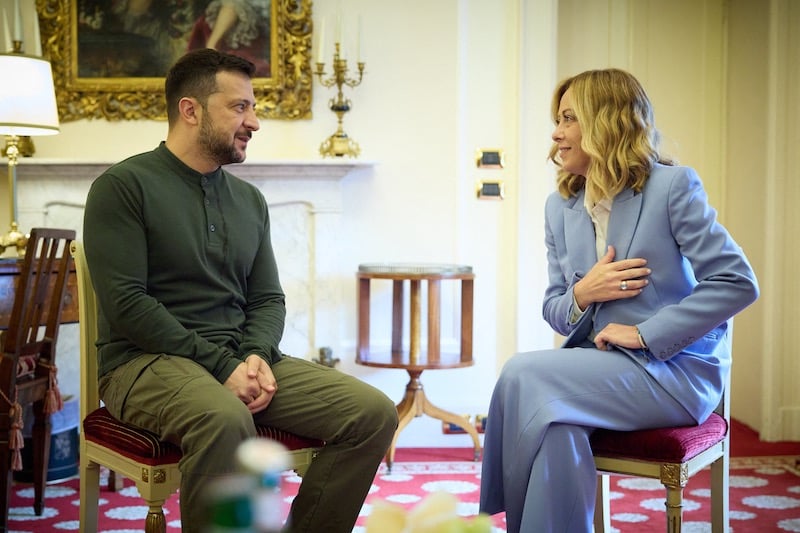 زيلينسكي يطلب الأسلحة من ميلوني