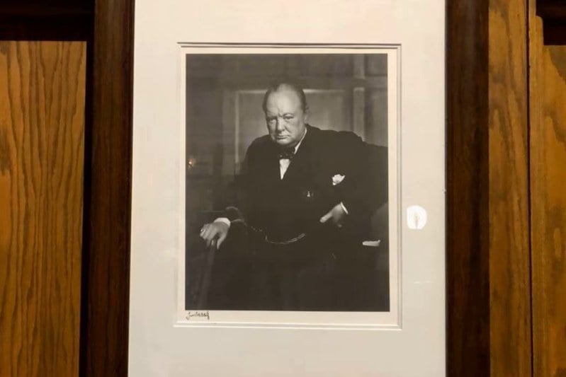 صورة شهيرة لتشرشل تظهر بعد عامين على سرقتها من فندق كندي