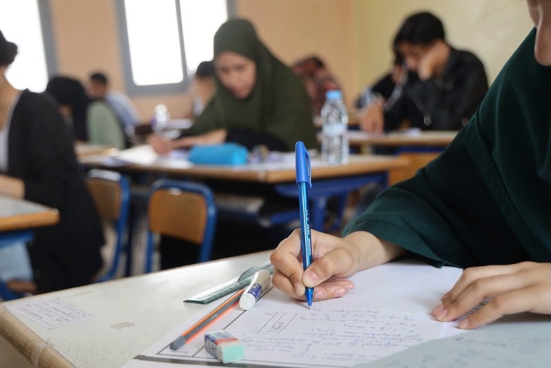 “جمعيات الآباء” بالمغرب تدعم حظر الهواتف بالمدارس لتحصيل أفضل للتلاميذ