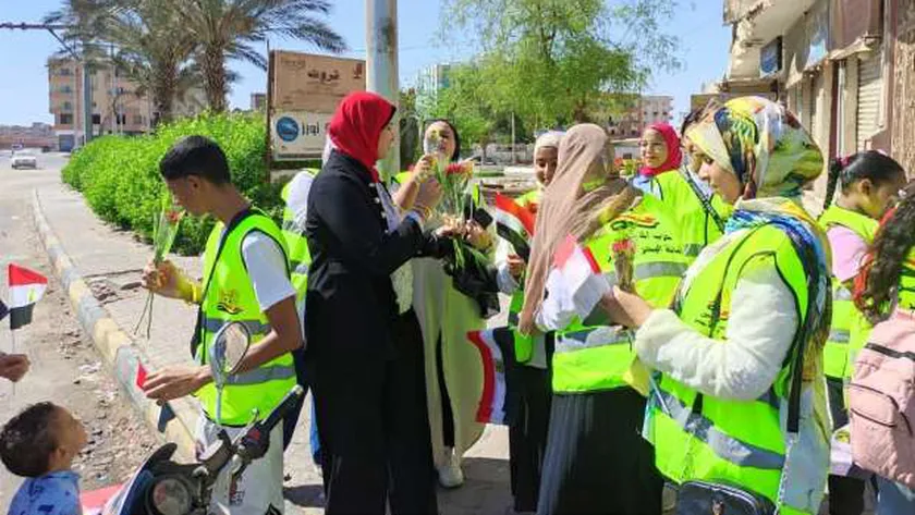 «المصريين» يوزع الورود والأعلام على المواطنين في البحر الأحمر احتفالا بنصر أكتوبر